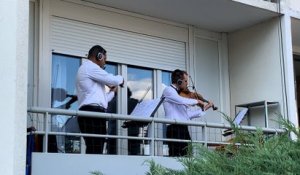 Un orchestre symphonique donne un concert depuis les balcons d’un immeuble de Pontoise