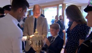 GALA VIDEO - “Ne le fais pas tomber !” Le prince George adorable avec le trophée de Novak Djokovic à Wimbledon (1)