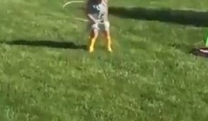 Une petite fille tente de faire du hula hoop