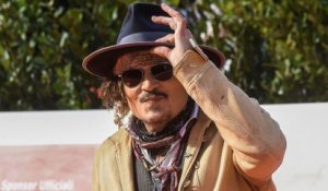 Johnny Depp a été aperçu aux bras d’une jeune femme en Italie