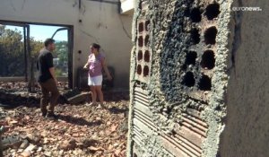 Après l'incendie, les habitants de la banlieue d'Athènes découvrent l'ampleur des dégâts