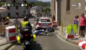 Tour de France : Regardez la chute spectaculaire cet après-midi du coureur néo-zélandais Jack Bauer, provoquée par une voiture et une moto qui lui ont bloqué le passage !