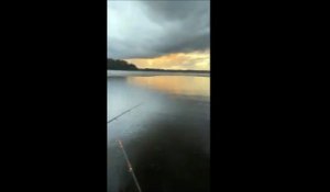 Ce pêcheur voit la pluie arriver sur lui... impressionnant