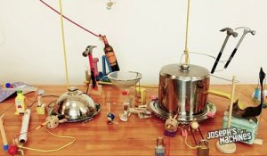 Une machine rube goldberg pour servir du vin