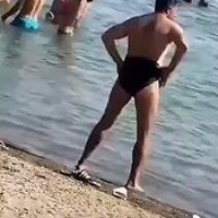 Petite séance d'exercices physiques sur la plage... la honte