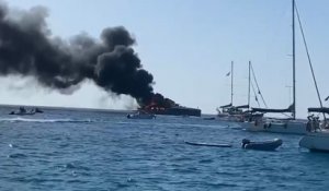 Le super-yacht Aria SF en flammes, au large de Formentera