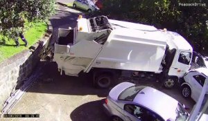 Un camion poubelle sort de nulle part et finit sa route sur 3 voitures