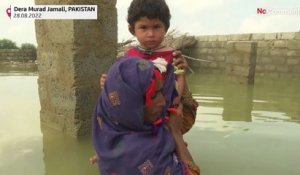 Pakistan : Nabi et sa femme se relaient pour porter leur enfant, dans les inondations