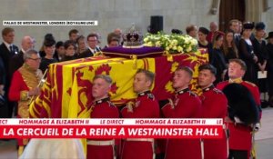 Le cercueil d'Elizabeth II fait son entrée à Westminster Hall
