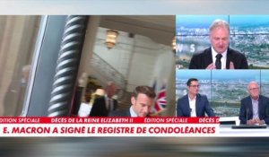 Emmanuel Macron signe le registre de condoléances
