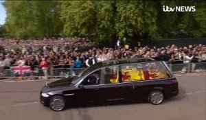 Obsèques de la Reine: Regardez les images du corbillard royal avec le cercueil d’Elizabeth II applaudi par la foule avec de se rendre à Windsor - VIDEO