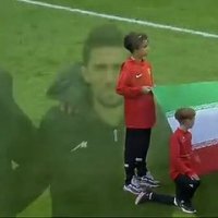 Pendant l’hymne, les footballeurs iraniens ont caché leur maillot en signe de protestation