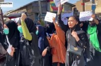 Des femmes afghanes marchent pour dénoncer l'attentat dans une école