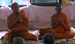 Tuerie en Thaïlande : des familles endeuillées rassemblées dans un temple bouddhiste