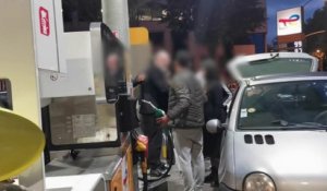 "Il remplit tous ses bidons !": des automobilistes en quête de carburant se disputent dans une station-service