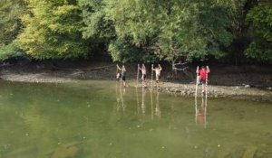 Namur: les échasseurs traversent la Meuse, une première depuis plus de 600 ans