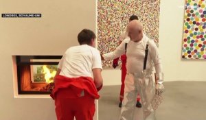 A Londres, Damien Hirst brûle ses œuvres pour en faire des NFT