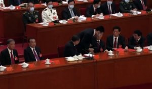 Chine : l'ex président Hu Jintao escorté manu militari hors du Congrès du PCC