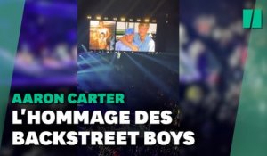 Les Backstreet Boys rendent hommage à Aaron Carter pendant leur concert