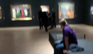 Des militants écologistes ont tenté sans succès aujourd'hui de se coller les mains sur "Le Cri", le tableau d'Edvard Munch, à Oslo - Regardez