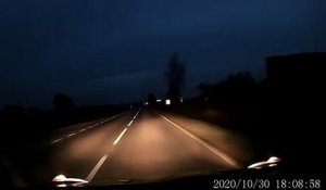 Ce conducteur tombe sur un engin agricole en pleine route de nuit... douloureux