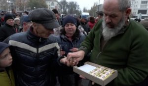 «Ils nous ont laissé sans eau, sans rien» : les habitants de Kherson se ruent sur l'aide alimentaire