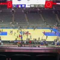 Giannis fait tomber l'escabeau des employés de la salle des Sixers