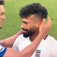 Les larmes d'un footballeur iranien dans les bras d'un Américain