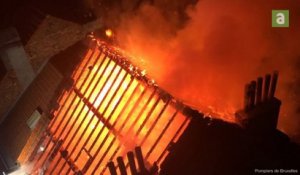 Les flammes mangent le toit d'une maison à Uccle