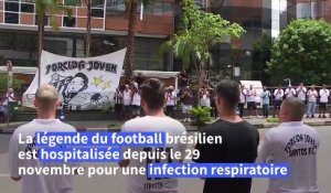 Football : les supporters au chevet du "roi Pelé"