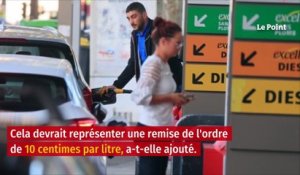 Carburants : un chèque de 100 euros pour 10 millions de Français « modestes »