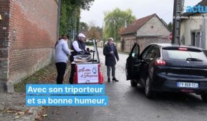 Il livre du pain dans les villages sans commerce avec son triporteur