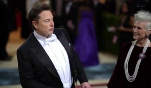 Elon Musk hué sur scène lors du Dave Chappelle Comedy Show