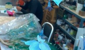 William, artiste plasticien, transforme des déchets en fleurs