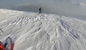 Un skieur russe déclenche une avalanche et survécu miraculeusement !