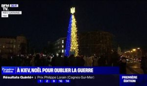 Ukraine: à Kiev, un sapin de Noël aux couleurs du pays