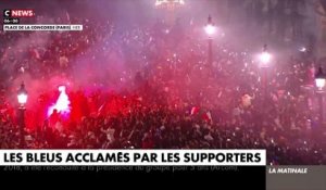 Revivez en 65 secondes le retour des Bleus hier soir à Paris avec des visages fermés et des sourires forcés face à 50.000 personnes