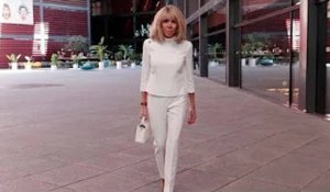 Brigitte Macron très classe : son total look blanc en top court et pantalon cigarette