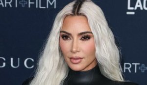 Kim Kardashian a-t-elle retouché toute sa famille sur une photo de Noël ?