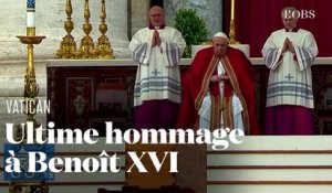 Le pape François rend hommage à Benoît XVI lors de ses funérailles au Vatican