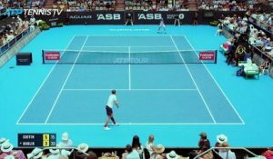 Auckland - Goffin sort Bublik en deux sets