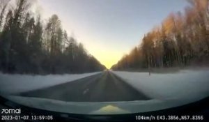 Un camion projette de la glace sur une voiture... douloureux