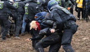 Greta Thunberg en tête de cortège pour sauver un village allemand, la manifestation sous haute tension