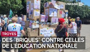 Des "briques" contre celles de l'Éducation Nationale