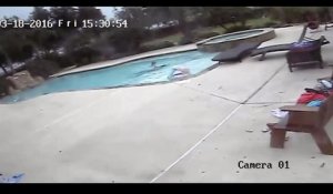 Cette fillette sauve sa maman tombée dans une piscine