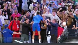 Le poids de l'émotion : Djokovic s'écroule en larmes une fois son 10e Open d'Australie en poche