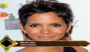 Halle Berry chute  avant un discours