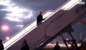 Le Président américain Joe Biden chute une nouvelle fois dans les escaliers en montant dans son avion en quittant la Pologne, relançant les interrogations sur sa santé