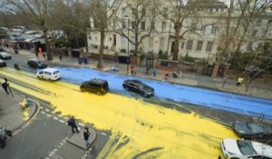 Le monde en jaune et bleu après un an de guerre en Ukraine