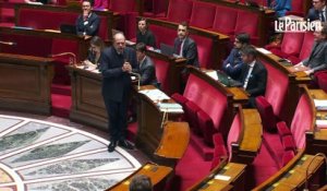 Le ministre Éric Dupond-Moretti fait deux bras d’honneur à l’Assemblée